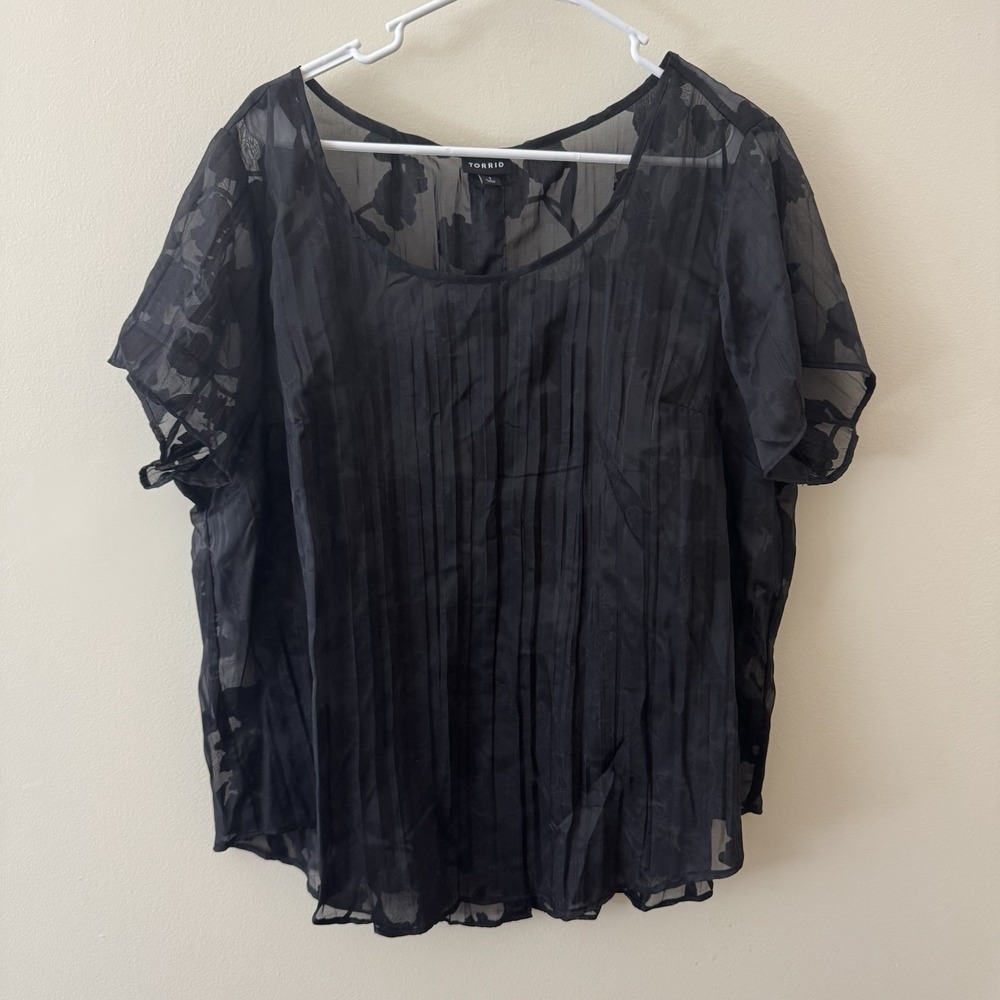 Torrid Sheer Black Floral Blouse Size 1 (14/16) Pleated Back Buttons Top